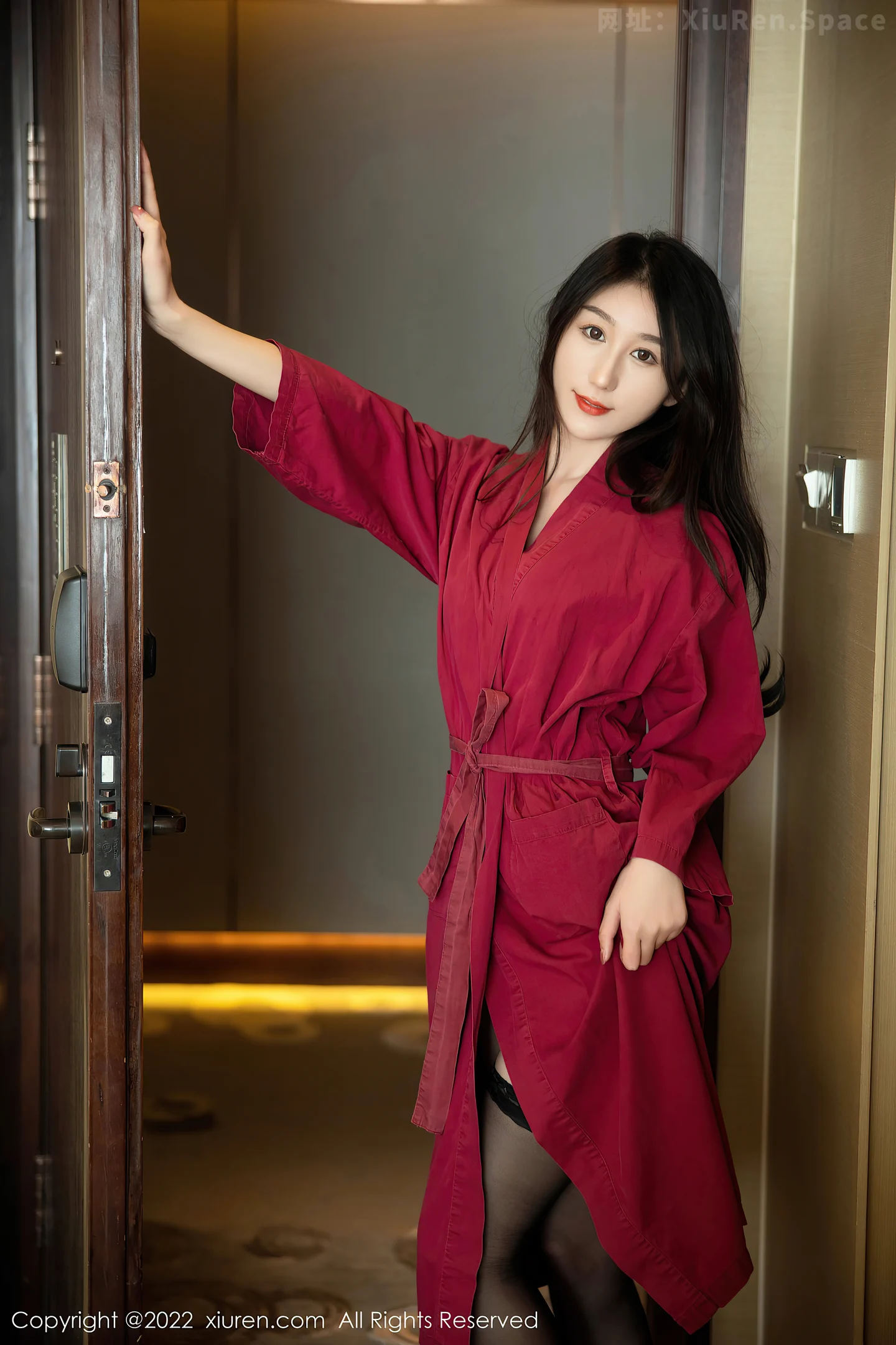 图片[4]-[XiuRen秀人网] VOL.5624 新人模特薇薇酱私房性感红色浴袍露黑色蕾丝内衣完美诱惑写真80P-秀人网官方网站